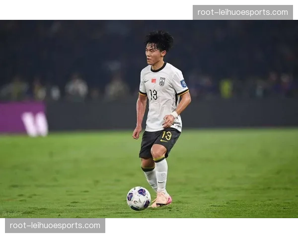 胡荷韬边路突破能力 现代足球边卫需求催生溢价